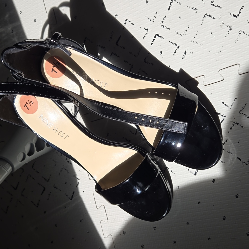 NWOT Nine West 7.5 Black shiny strappy heels!